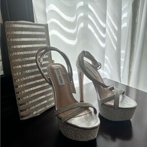 Steve Madden high heels and matching clutch . Sz 5.